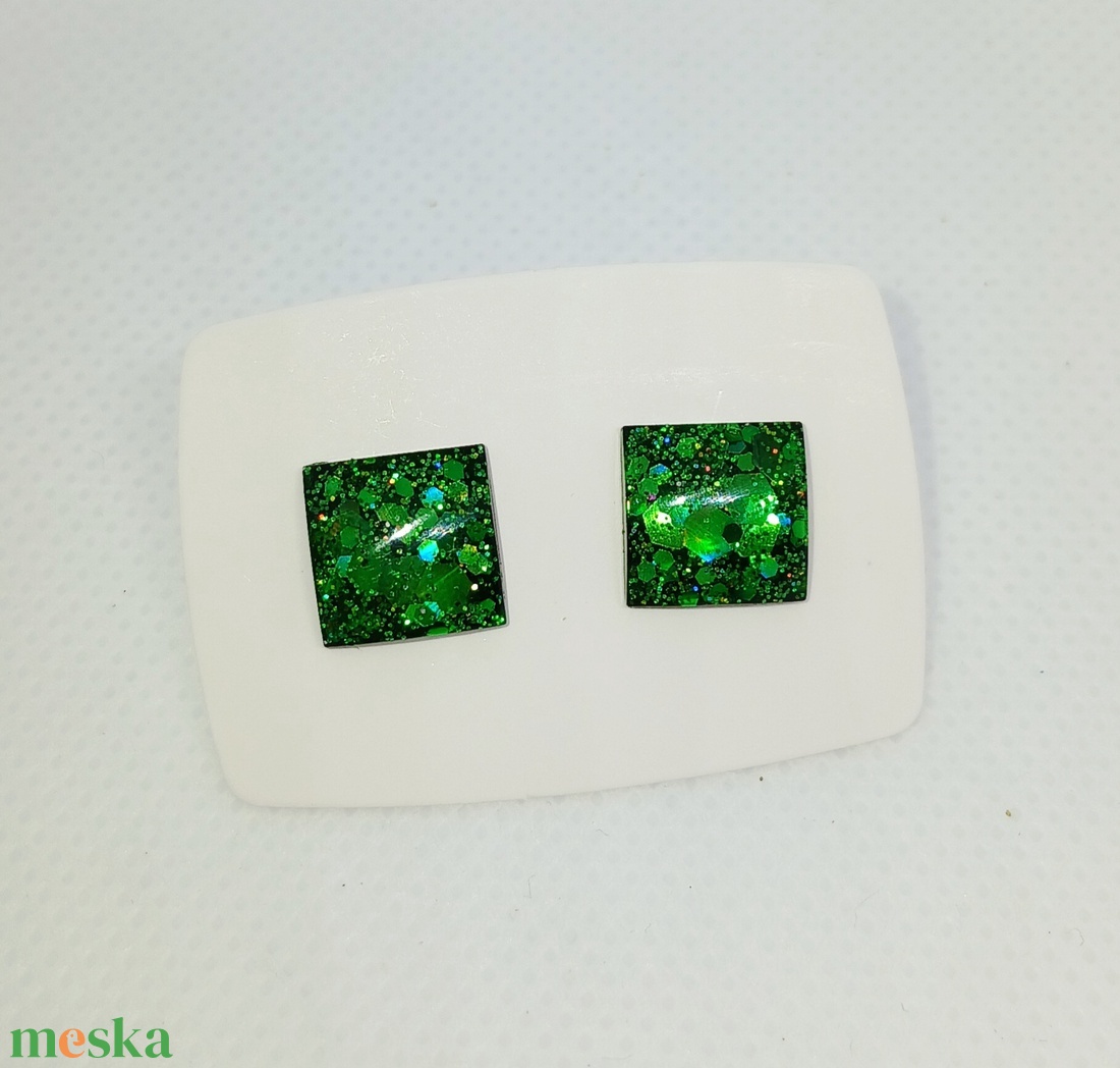 Zöld színű flitterrel, csillámmal díszített fülbevaló - ékszer - fülbevaló - fülékszer - Meska.hu