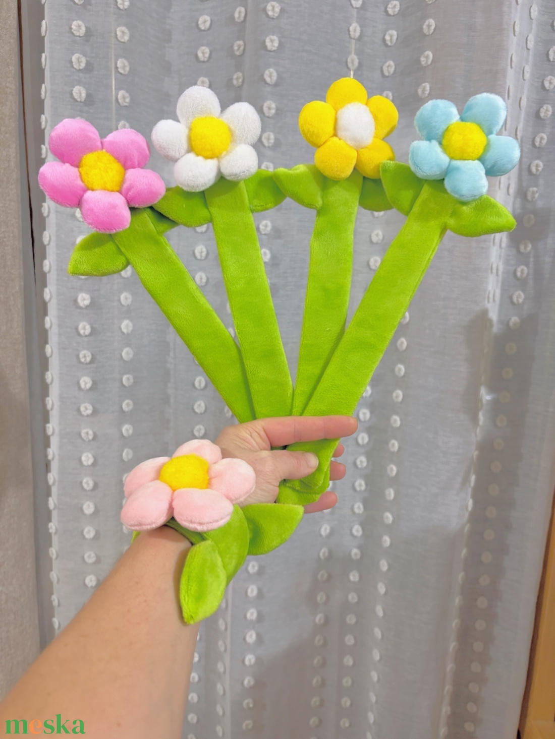 Nőnapi plüss virág karkötő - ékszer - karkötő - karperec - Meska.hu