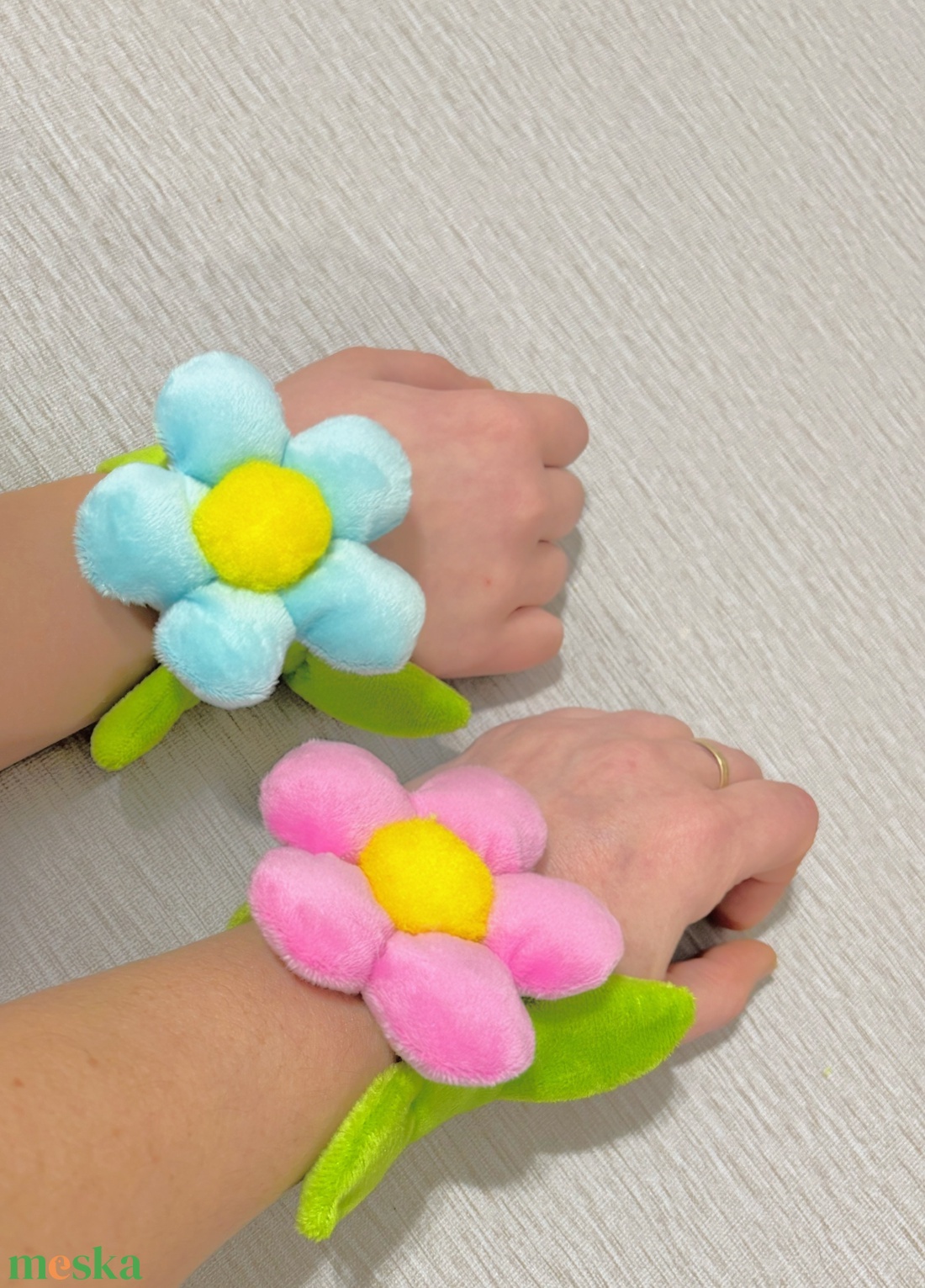 Nőnapi plüss virág karkötő - ékszer - karkötő - karperec - Meska.hu