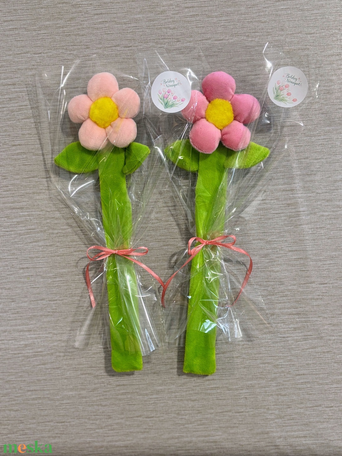 Nőnapi plüss virág karkötő - ékszer - karkötő - karperec - Meska.hu