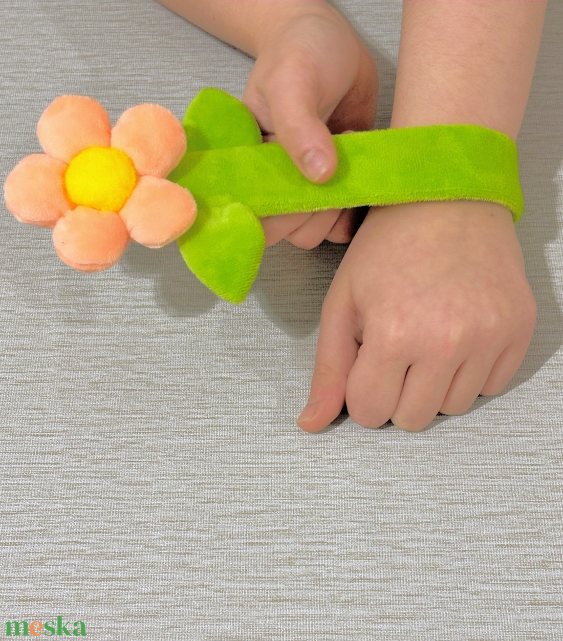 Nőnapi plüss virág karkötő - ékszer - karkötő - karperec - Meska.hu