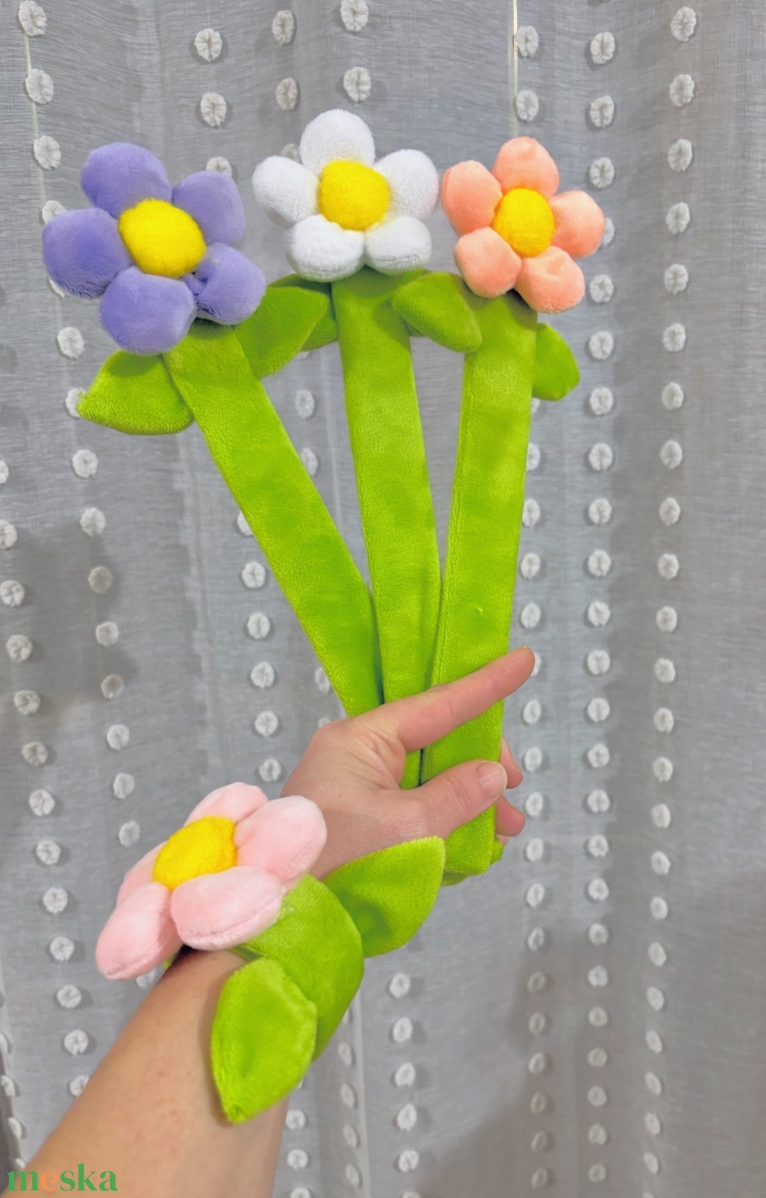 Nőnapi plüss virág karkötő - ékszer - karkötő - karperec - Meska.hu