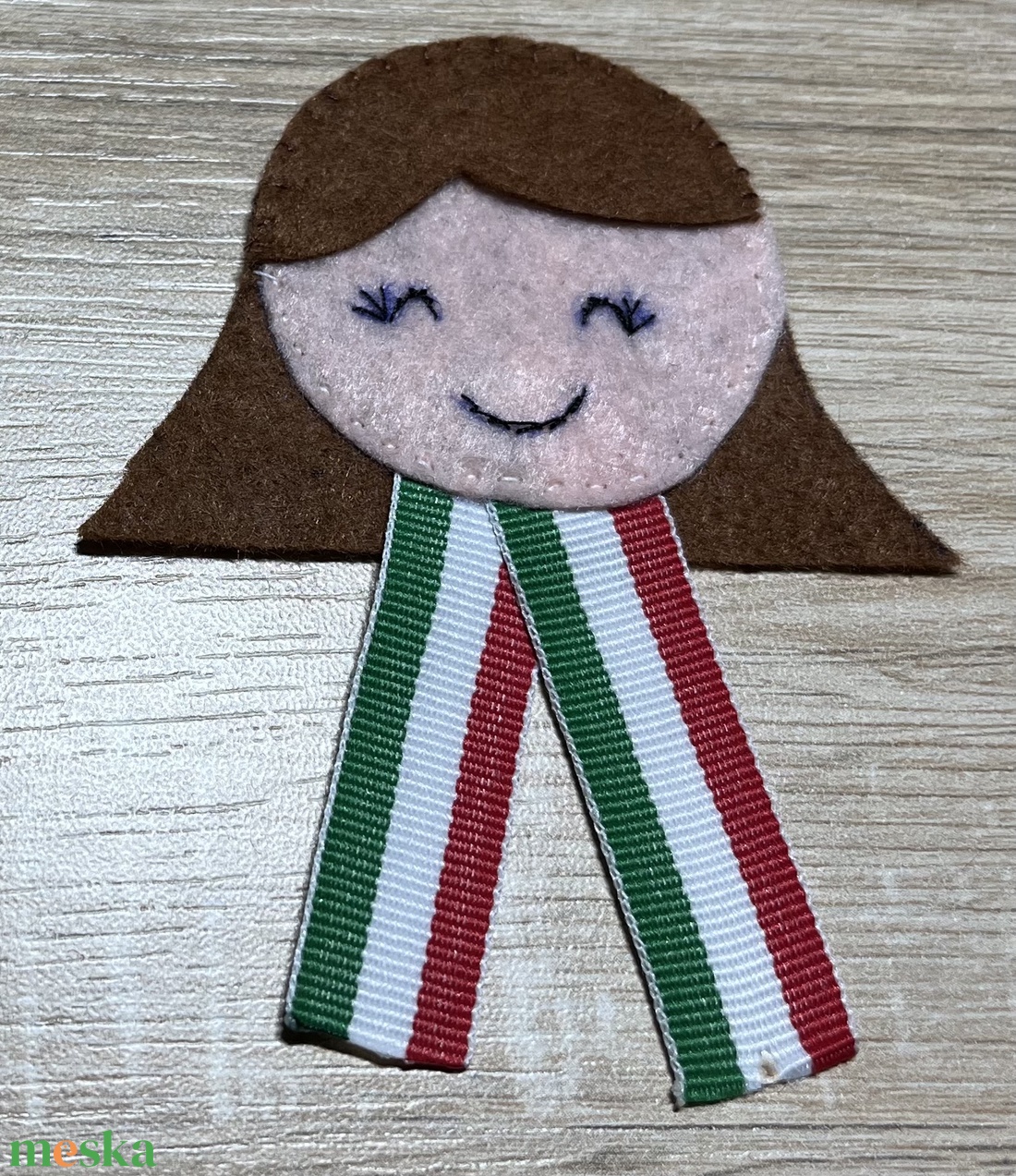 Kokárda kislány - barna - ékszer - kitűző és bross - kitűző - Meska.hu Kokárda kislány - barna - ékszer - kitűző és bross - kitűző - Meska.hu