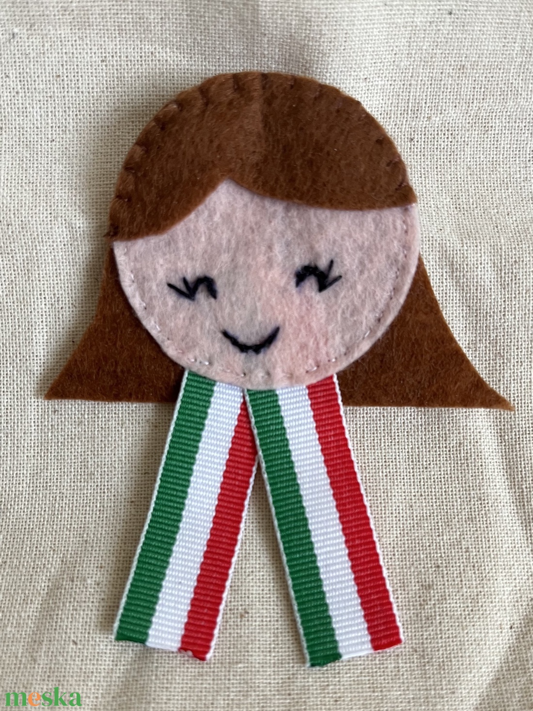 Kokárda kislány - barna - ékszer - kitűző és bross - kitűző - Meska.hu Kokárda kislány - barna - ékszer - kitűző és bross - kitűző - Meska.hu