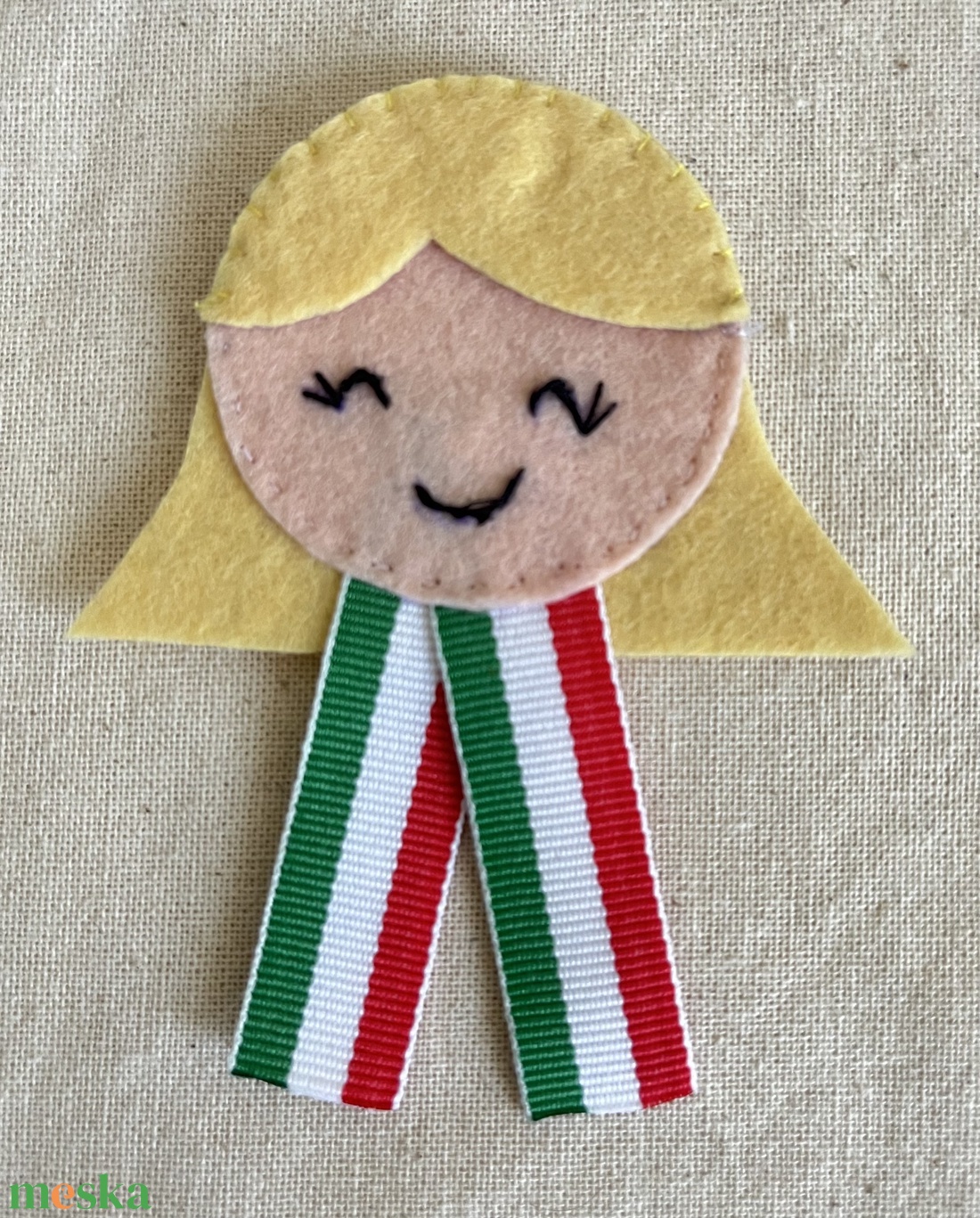 Kokárda kislány - szőke - ékszer - kitűző és bross - kitűző - Meska.hu Kokárda kislány - szőke - ékszer - kitűző és bross - kitűző - Meska.hu