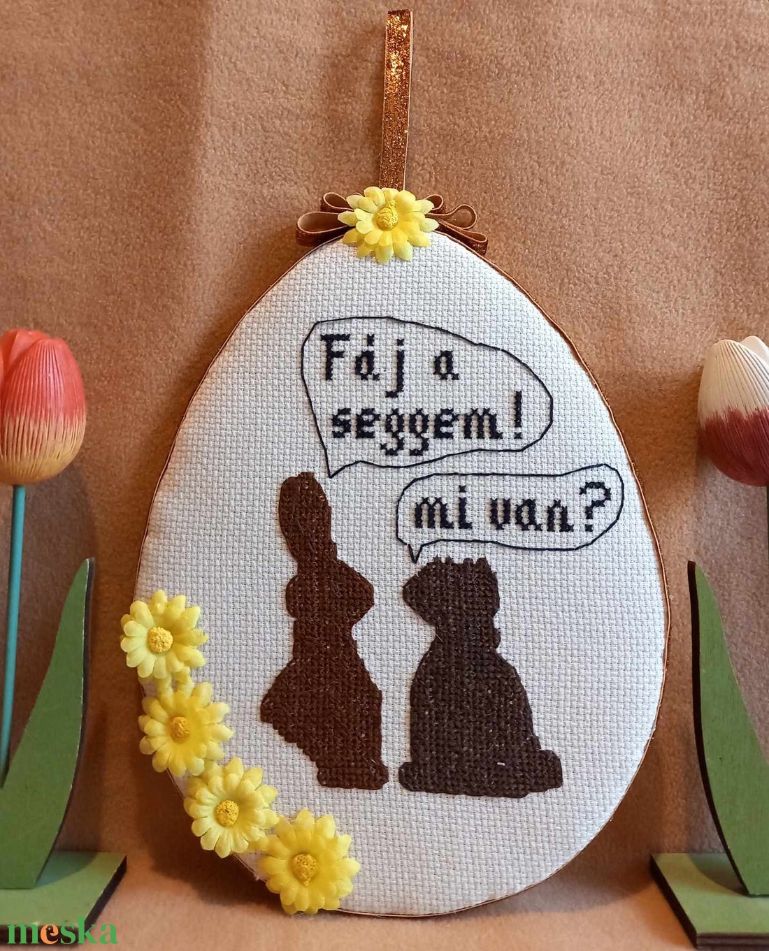 Hímzett, húsvéti nyuszi horgolt nyuszival - művészet - textilkép - keresztszemes - Meska.hu Hímzett, húsvéti nyuszi horgolt nyuszival - művészet - textilkép - keresztszemes - Meska.hu