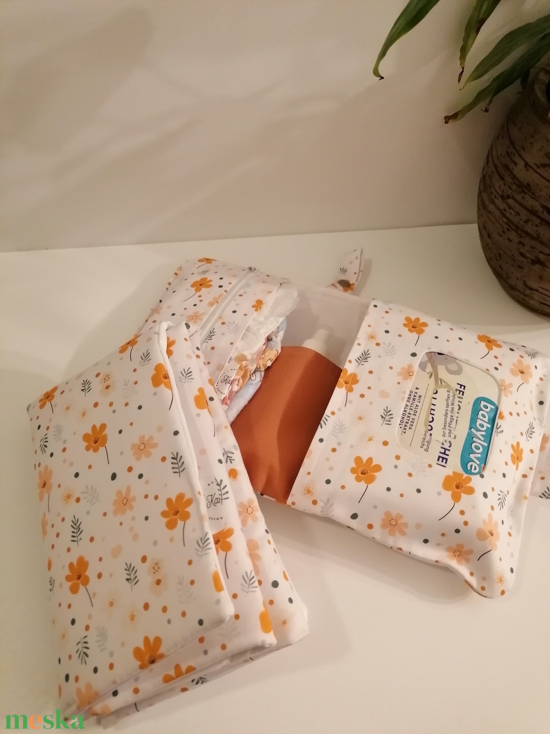 Happy flowers- Pelenkázó neszesszer, vízhatlan pelenkázó alátéttel - táska & tok - Meska.hu