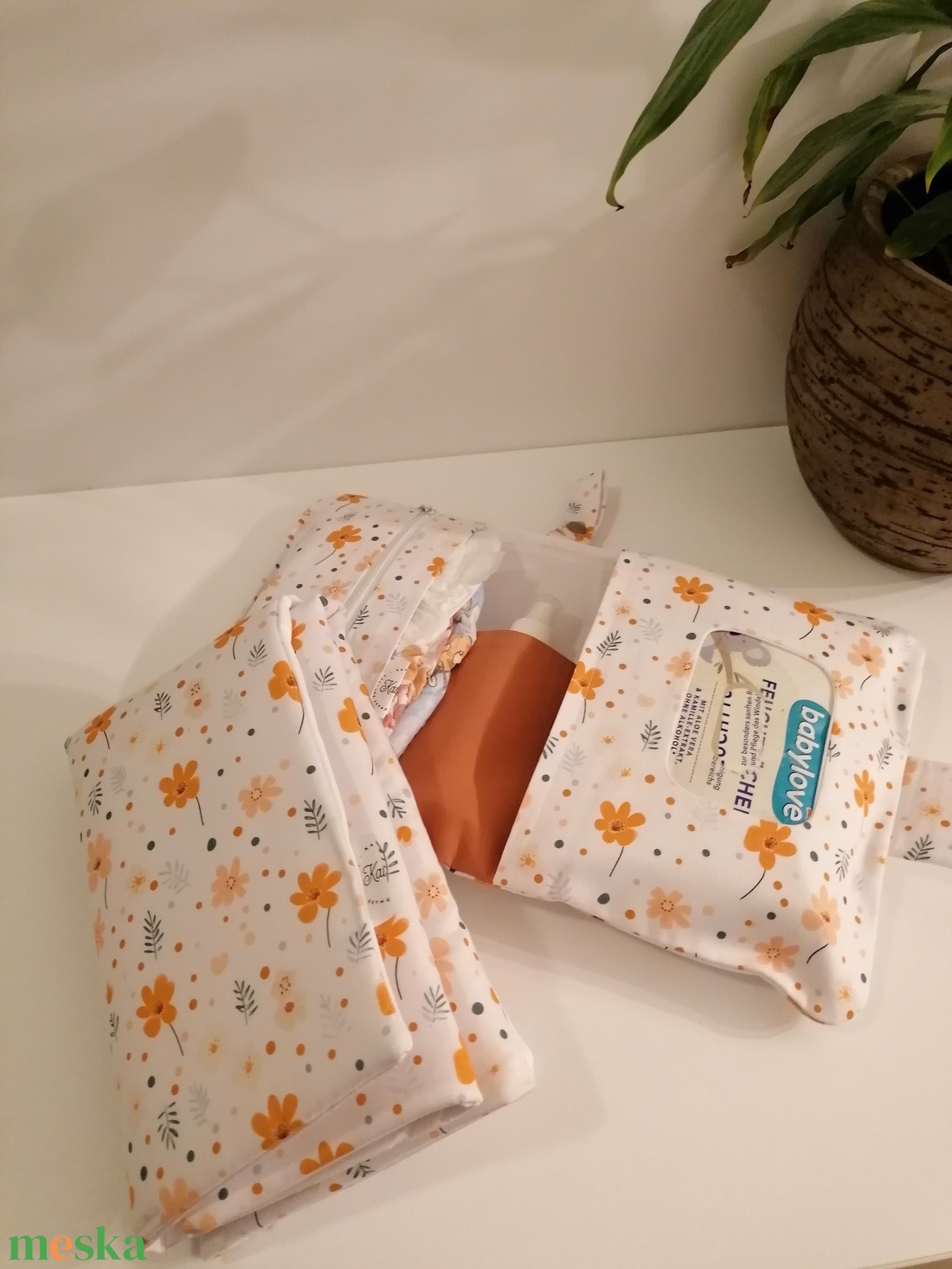 Happy flowers- Pelenkázó neszesszer, vízhatlan pelenkázó alátéttel - táska & tok - Meska.hu