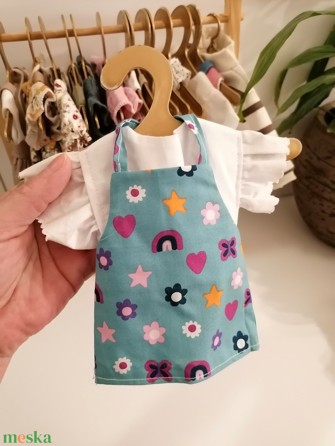 Ruházat, nyakba kötős ruha, fodros ujjú blúzzal-  Textiljáték figurákra (Maci, Őzi, Nyuszi, Kutyus, Egérke, Panda) - játék & sport - baba & babaház - babaruha, babakellék - Meska.hu