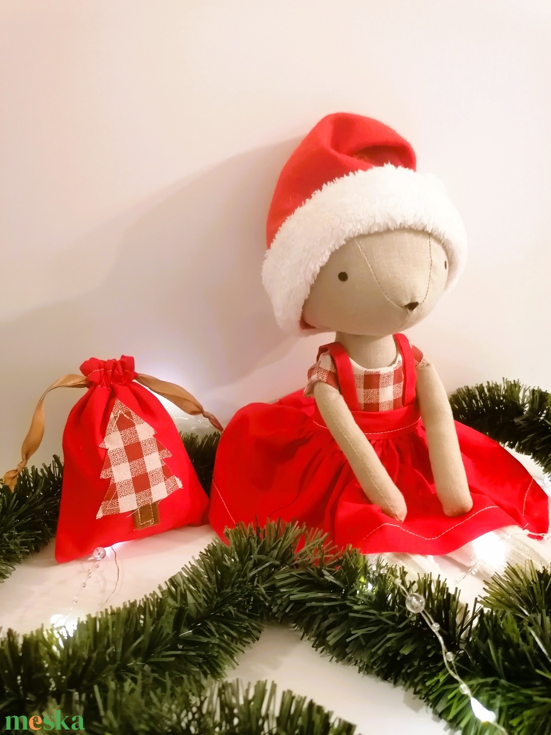 Egérke Mikulás ruhában, ajándék zsákkal- készségfejlesztő, textil  gyermek játék - játék & sport - plüssállat & játékfigura - egér - Meska.hu