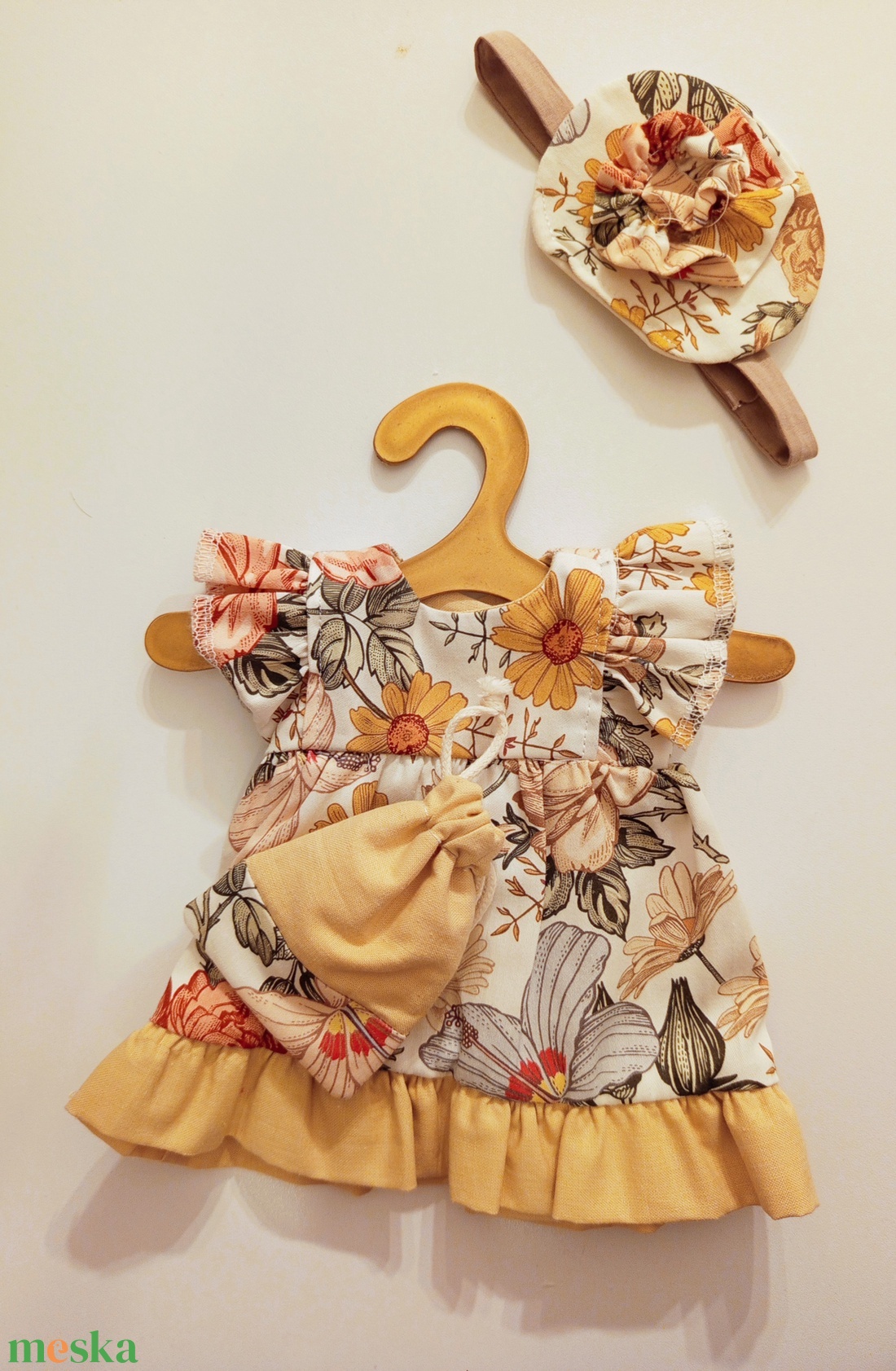 Ruházat, virágos ruha, kalappal -  Textiljáték figurákra (Maci, Őzi, Nyuszi, Kutyus, Egérke, Panda) - játék & sport - baba & babaház - babaruha, babakellék - Meska.hu