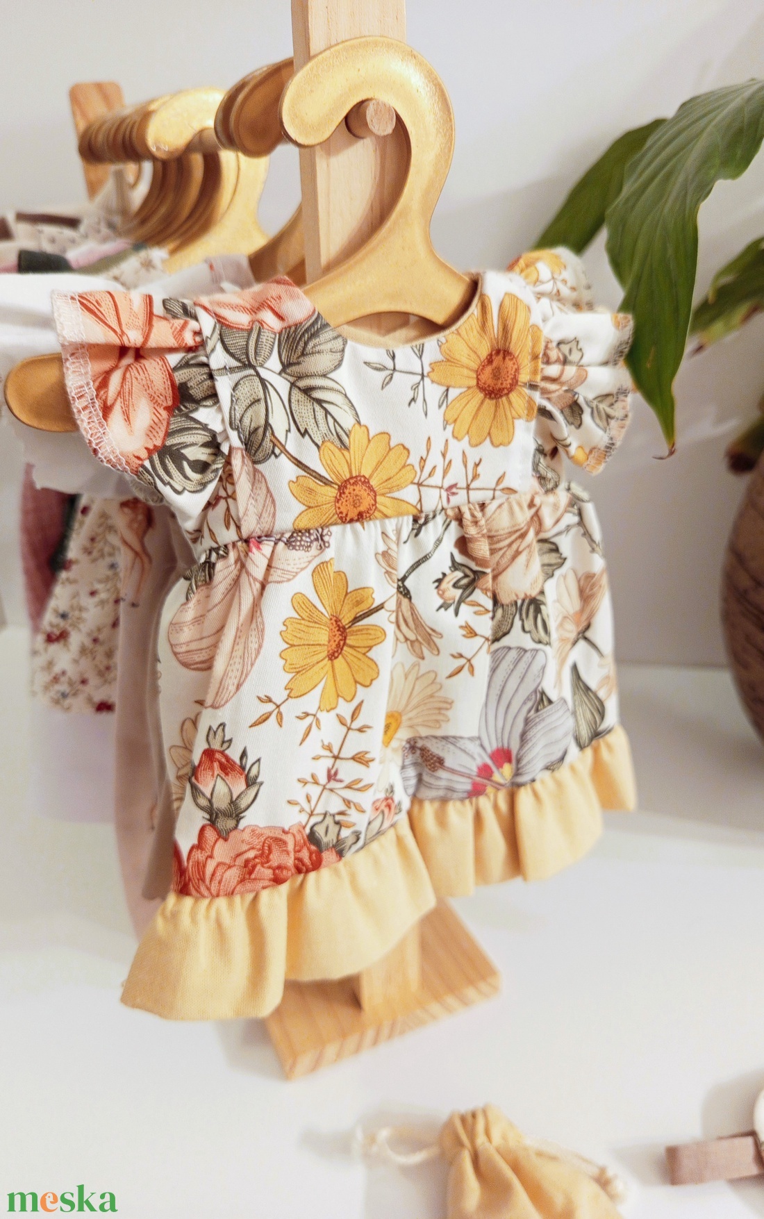 Ruházat, virágos ruha, kalappal -  Textiljáték figurákra (Maci, Őzi, Nyuszi, Kutyus, Egérke, Panda) - játék & sport - baba & babaház - babaruha, babakellék - Meska.hu