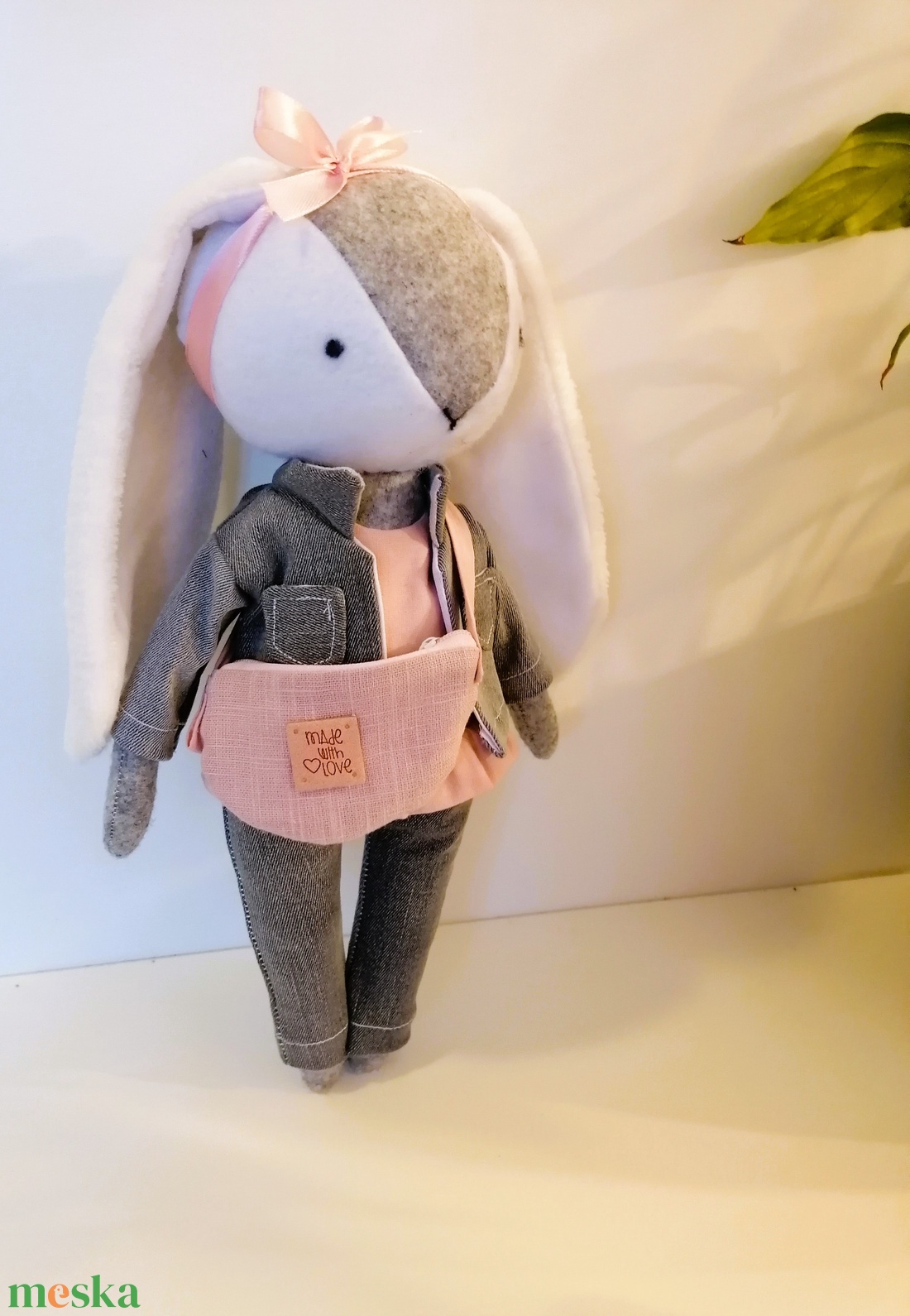 Nyuszi lány, fodros felsőben, farmer kabátban és nadrágban - kézműves gyerekjáték, öltöztethető játékfigura - játék & sport - plüssállat & játékfigura - nyuszi - Meska.hu