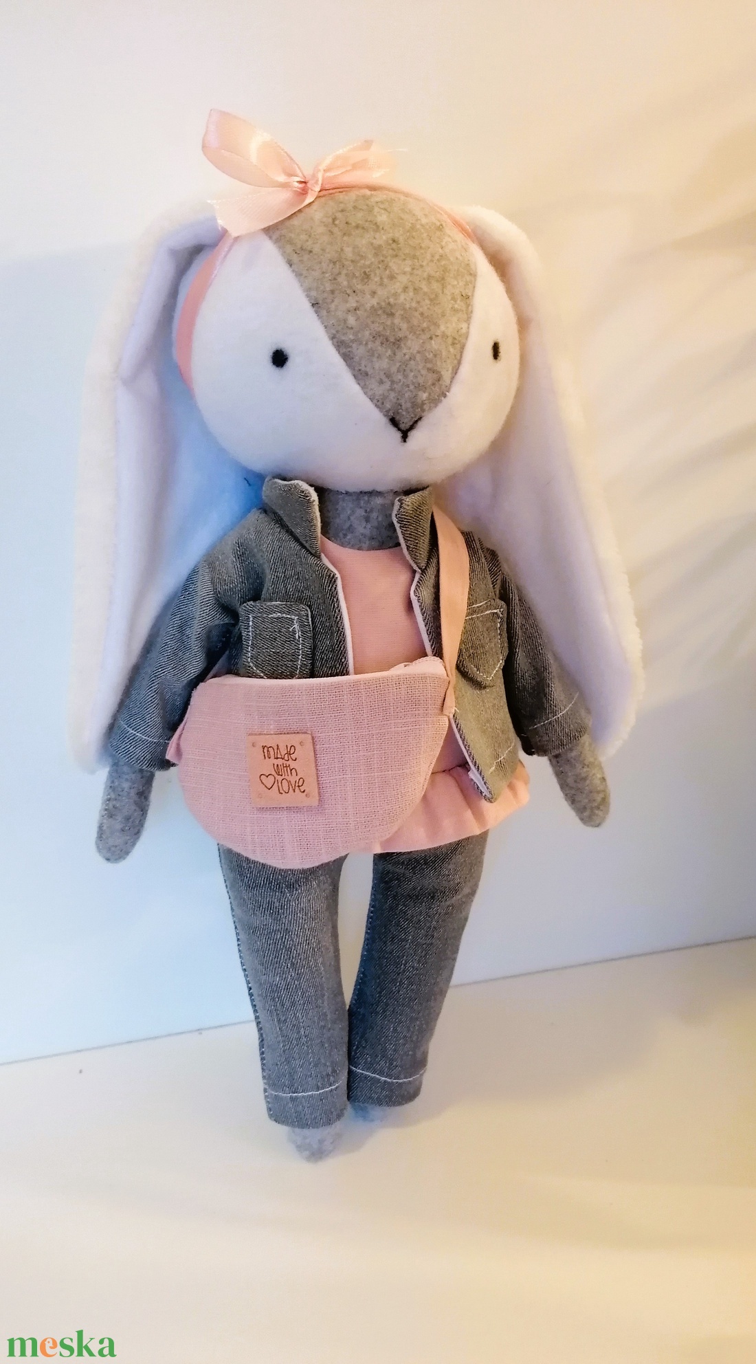 Nyuszi lány, fodros felsőben, farmer kabátban és nadrágban - kézműves gyerekjáték, öltöztethető játékfigura - játék & sport - plüssállat & játékfigura - nyuszi - Meska.hu