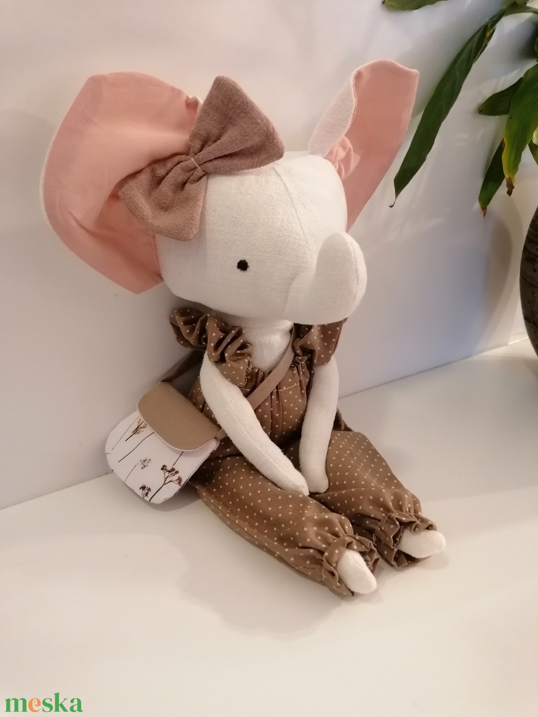 Elefánt kislány kantáros, buggyos overálban - kézműves textil játékfigura, öltöztethető - játék & sport - plüssállat & játékfigura - elefánt - Meska.hu
