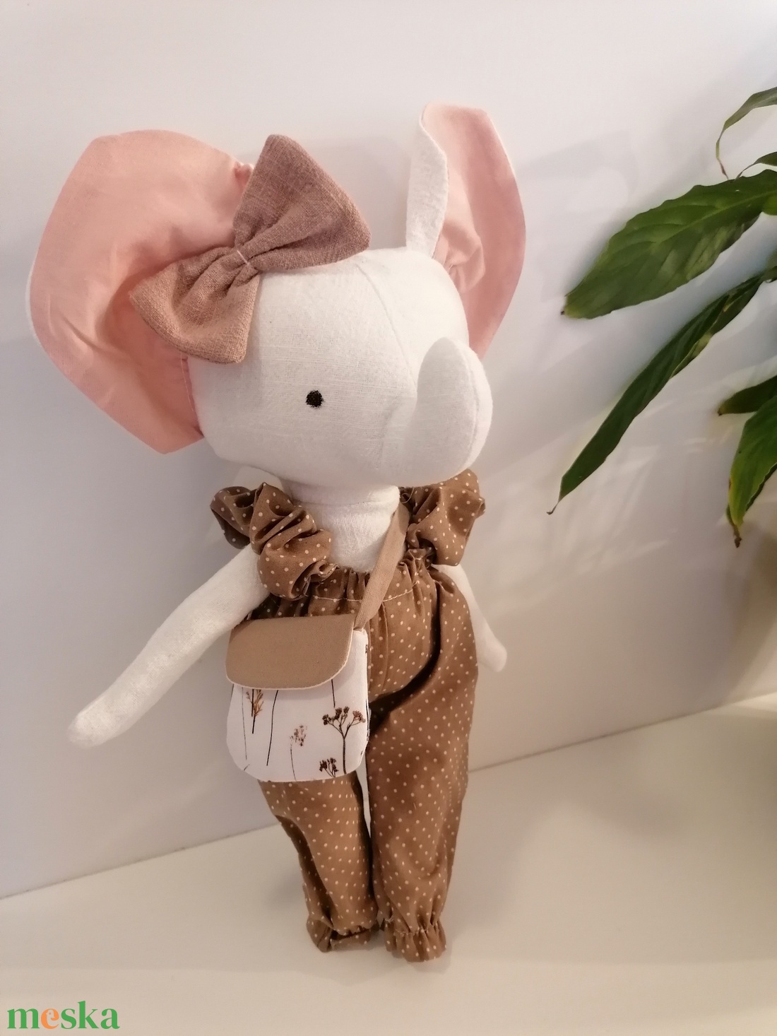Elefánt kislány kantáros, buggyos overálban - kézműves textil játékfigura, öltöztethető - játék & sport - plüssállat & játékfigura - elefánt - Meska.hu