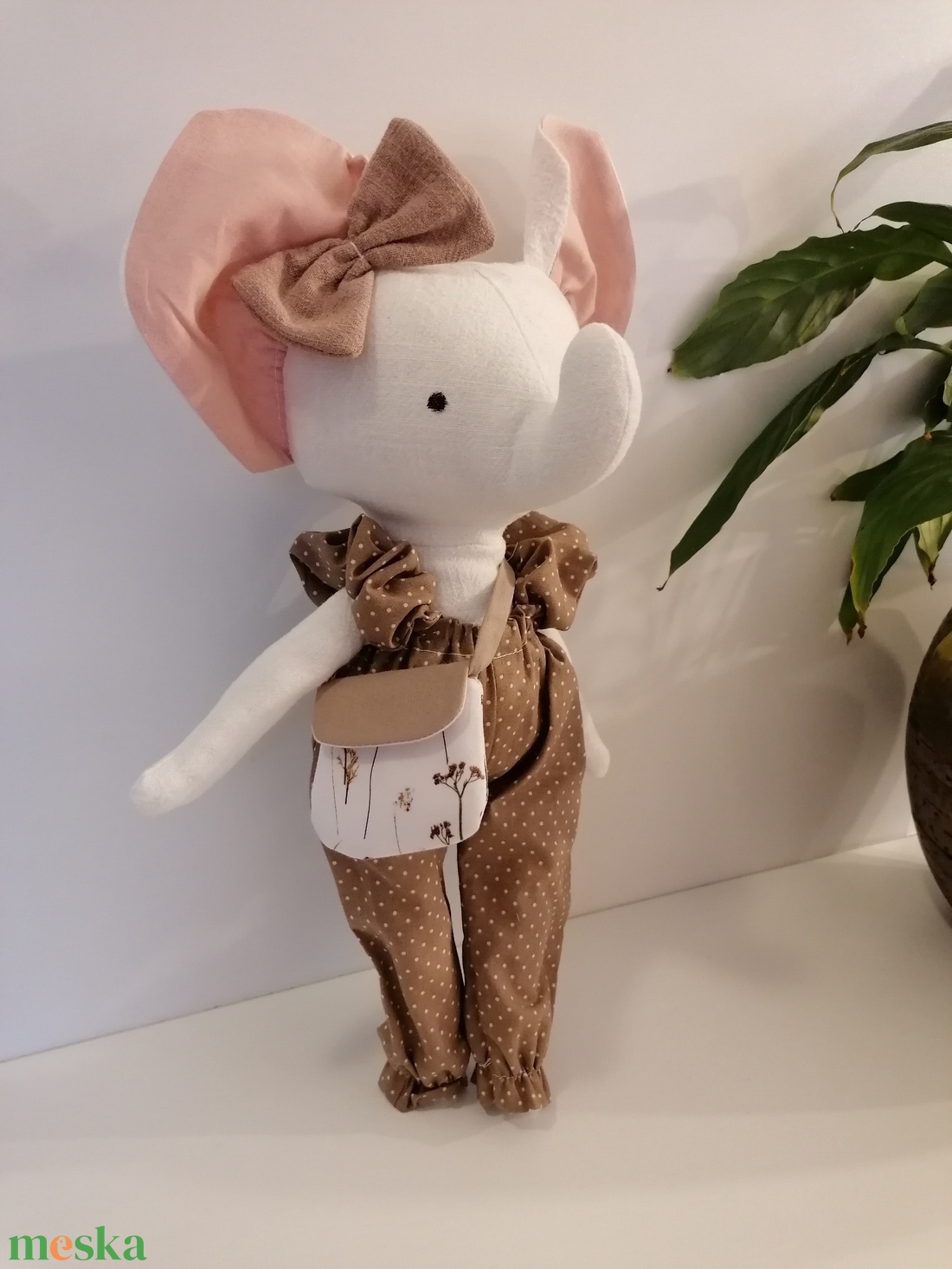 Elefánt kislány kantáros, buggyos overálban - kézműves textil játékfigura, öltöztethető - játék & sport - plüssállat & játékfigura - elefánt - Meska.hu