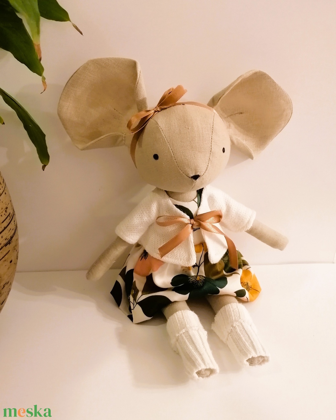 Bájos  egérlány, pelerinben, virág mintás ruhában, csizmában  - kézműves textil játékfigura, öltöztethető - játék & sport - plüssállat & játékfigura - egér - Meska.hu