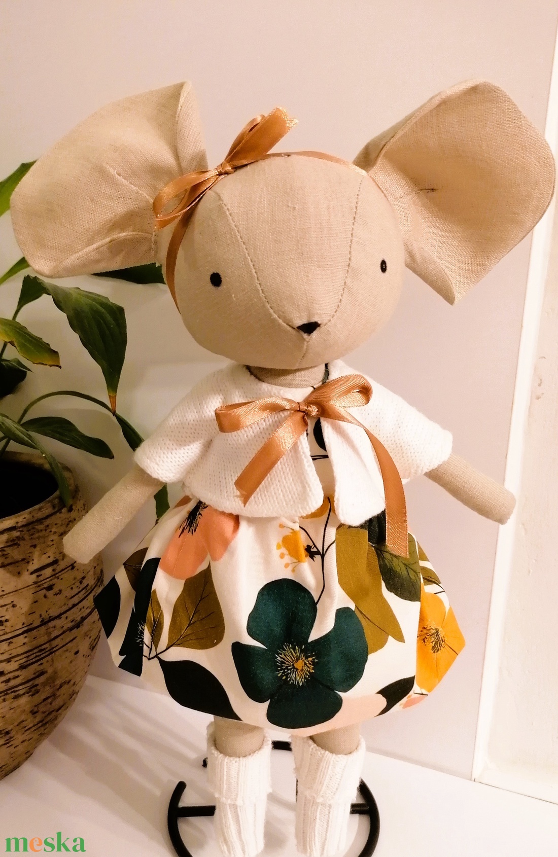 Bájos  egérlány, pelerinben, virág mintás ruhában, csizmában  - kézműves textil játékfigura, öltöztethető - játék & sport - plüssállat & játékfigura - egér - Meska.hu