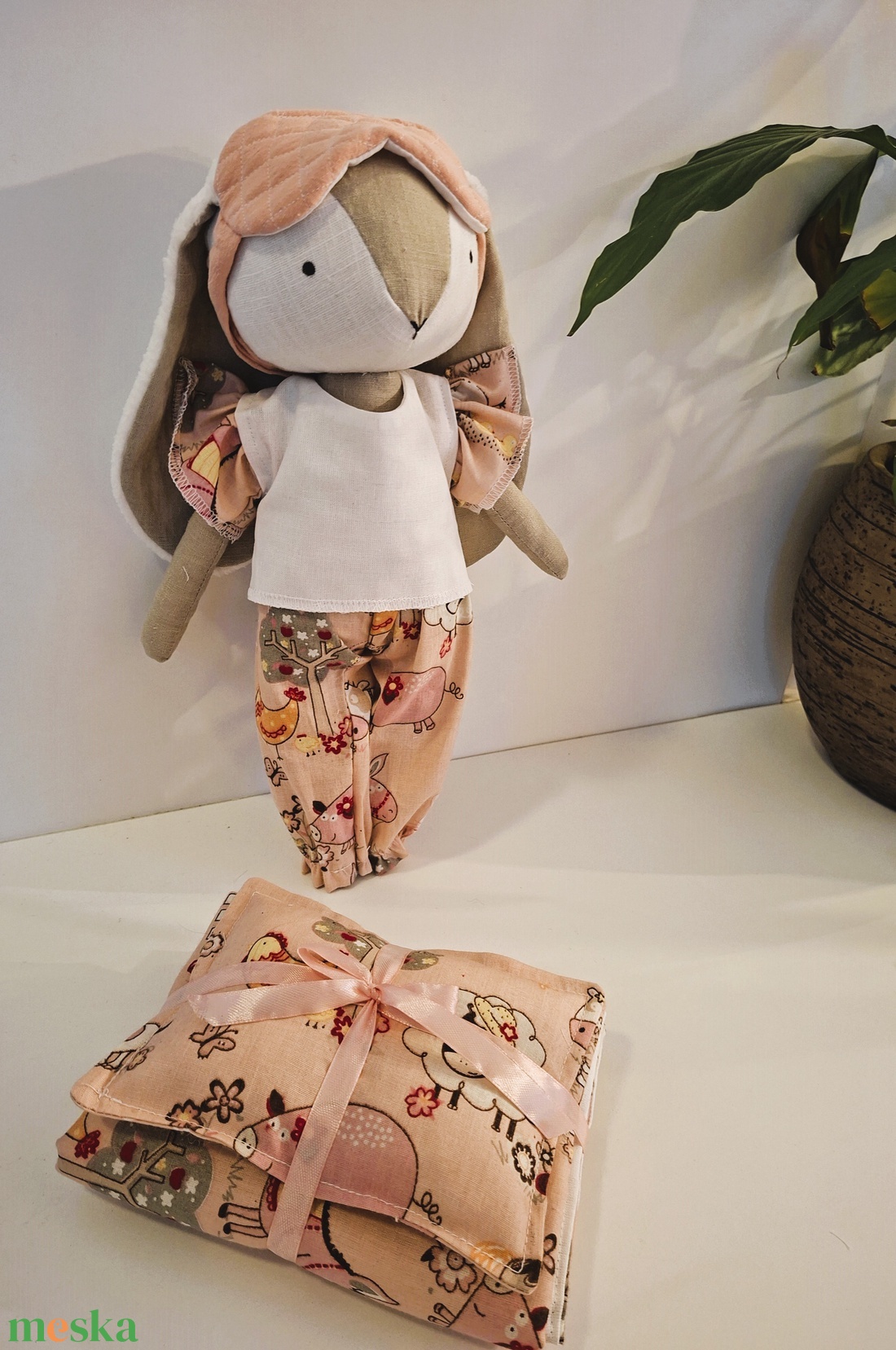 Nyuszi lány,pizsiben, ágyneművel, alvómaszkkal - kézműves gyerekjáték, öltöztethető játékfigura - játék & sport - plüssállat & játékfigura - nyuszi - Meska.hu