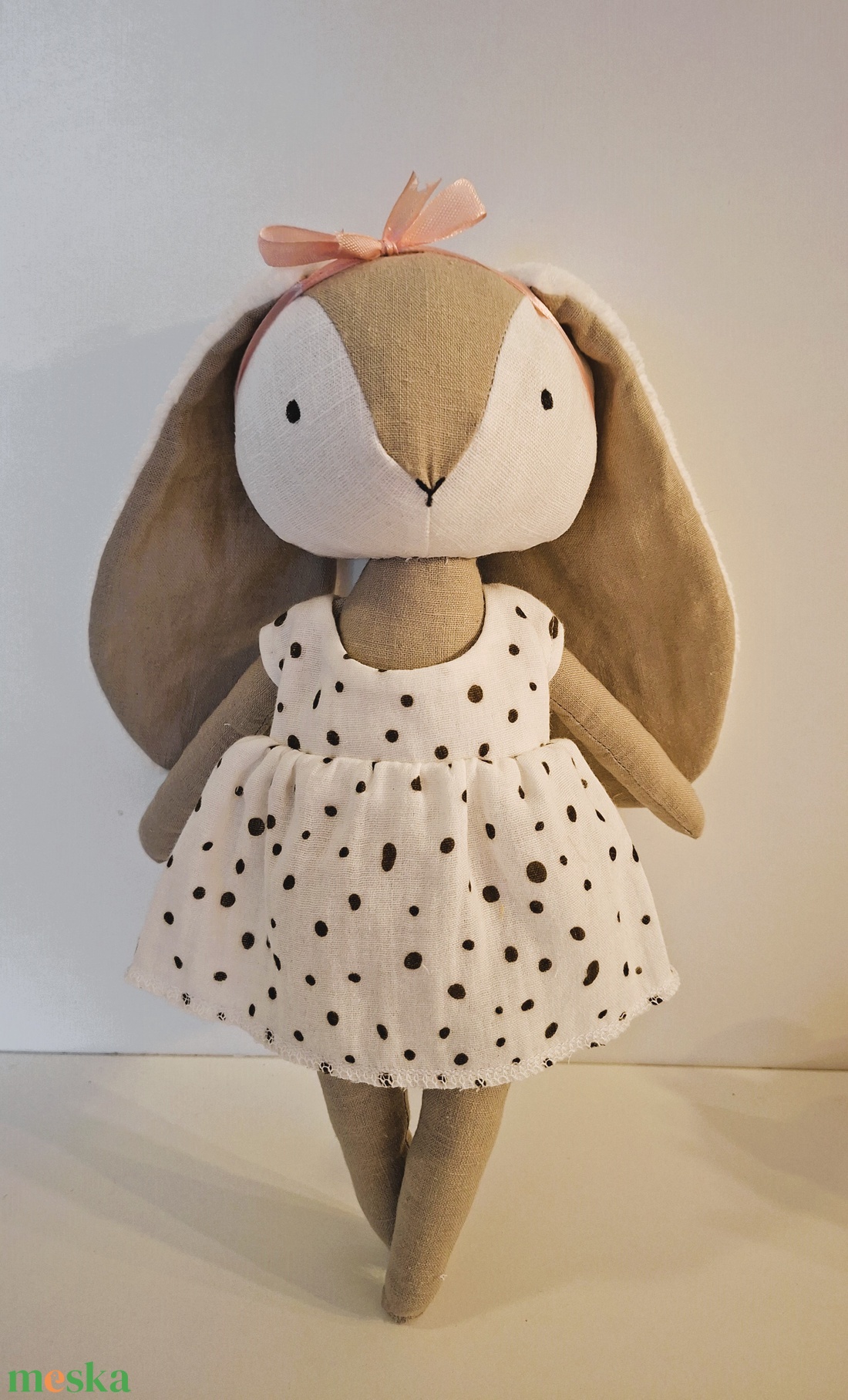 Nyuszi lány, pöttyös ruhában - kézműves gyerekjáték, öltöztethető játékfigura - játék & sport - plüssállat & játékfigura - nyuszi - Meska.hu