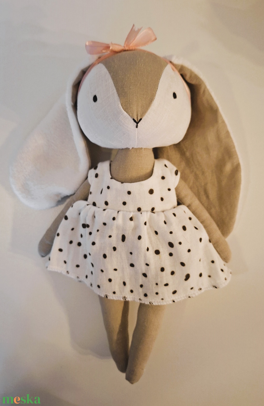 Nyuszi lány, pöttyös ruhában - kézműves gyerekjáték, öltöztethető játékfigura - játék & sport - plüssállat & játékfigura - nyuszi - Meska.hu