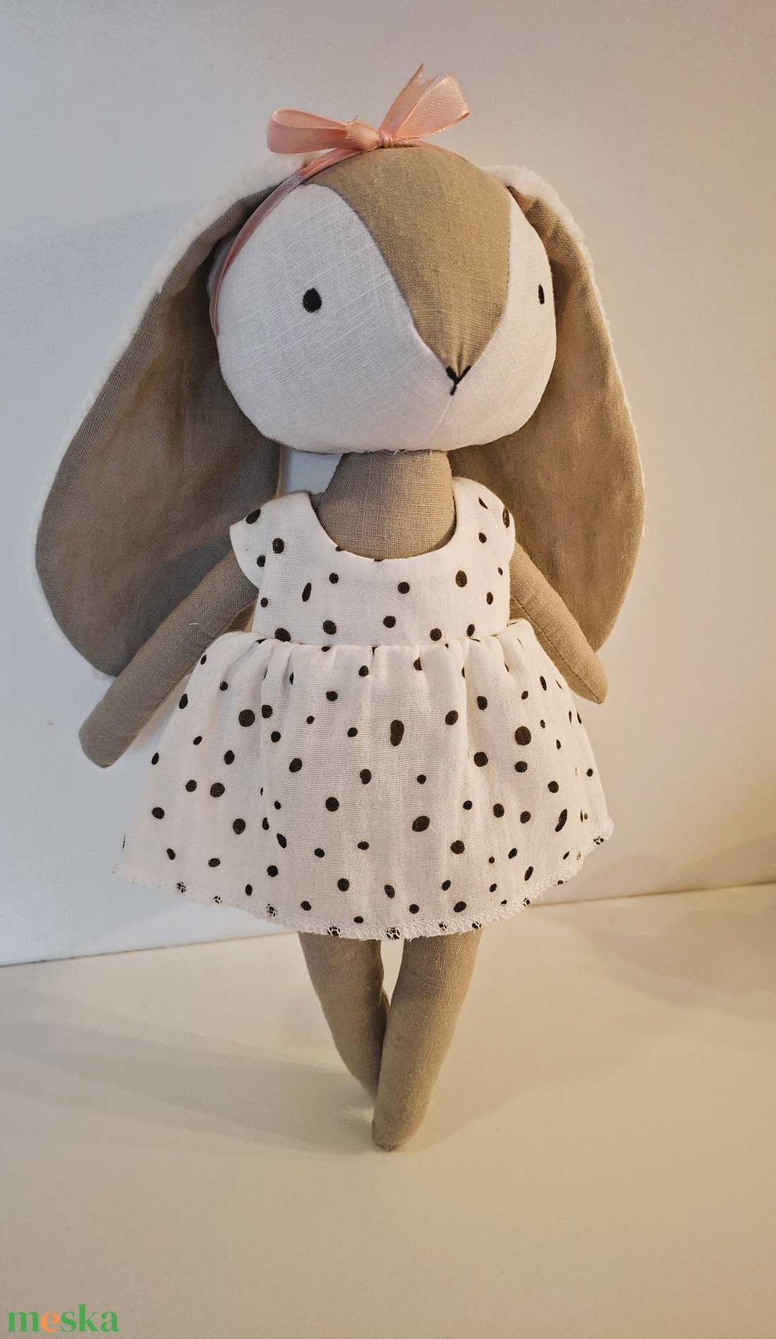 Nyuszi lány, pöttyös ruhában - kézműves gyerekjáték, öltöztethető játékfigura - játék & sport - plüssállat & játékfigura - nyuszi - Meska.hu