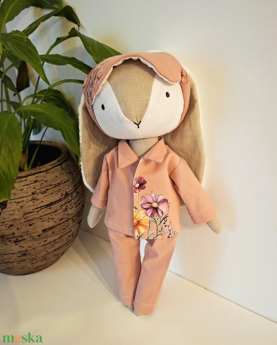 Pizsamás nyuszi, alvómaszkkal -  kézműves gyerekjáték, öltöztethető játékfigura - játék & sport - plüssállat & játékfigura - nyuszi - Meska.hu