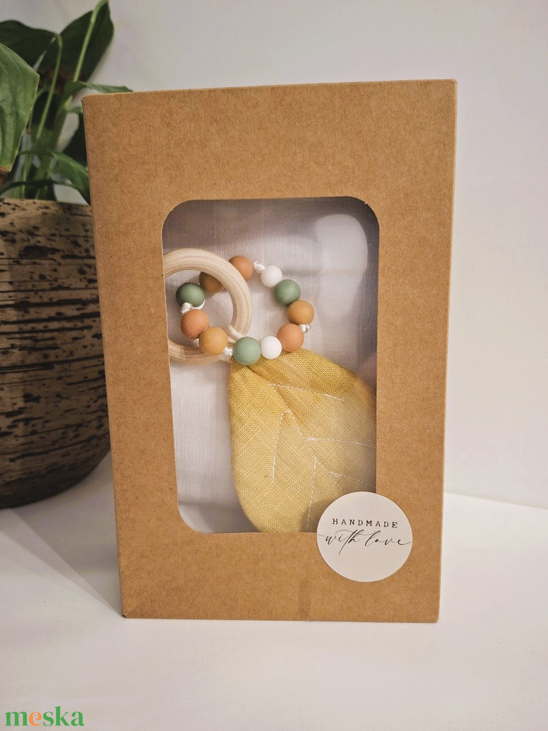 Baby Box - babaváró ajándékcsomag - tetra pelus - szilikonos -fa karikás, textil leveles rágóka - baba - mama - babalátogató ajándékcsomag - Meska.hu