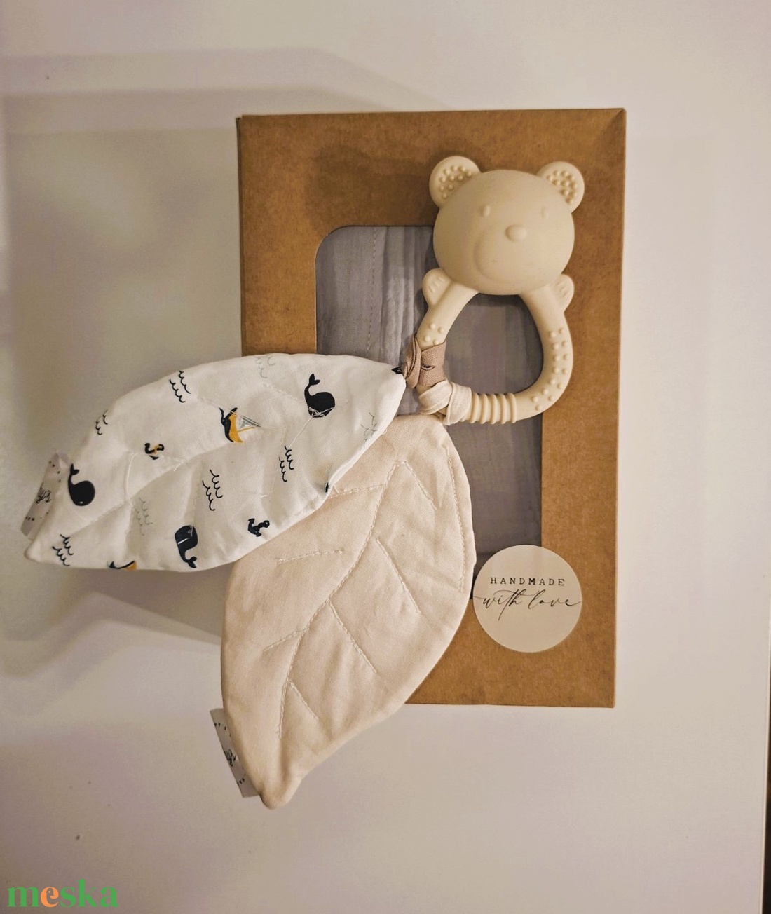 Baby Box - babaváró ajándékcsomag - duplagéz takaró  - szilikon rágóka textil levelekkel - baba - mama - babalátogató ajándékcsomag - Meska.hu