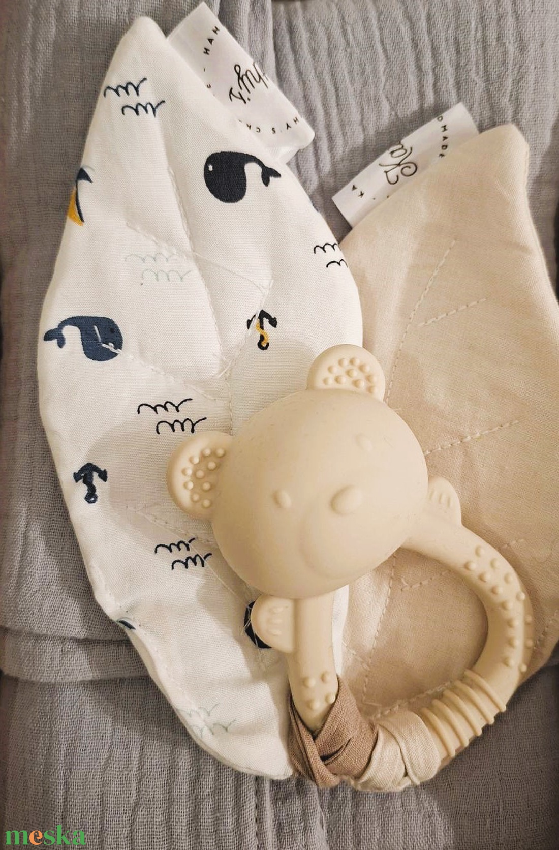 Baby Box - babaváró ajándékcsomag - duplagéz takaró  - szilikon rágóka textil levelekkel - baba - mama - babalátogató ajándékcsomag - Meska.hu