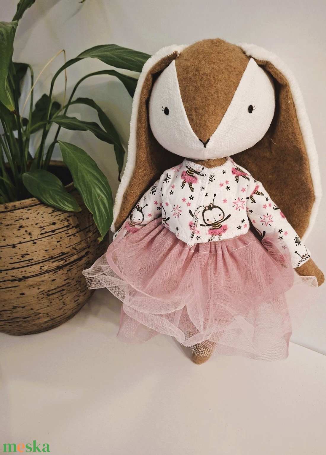 Nyuszi lány, tüll szoknyában, kabátban - kézműves gyerekjáték, öltöztethető játékfigura - játék & sport - plüssállat & játékfigura - nyuszi - Meska.hu