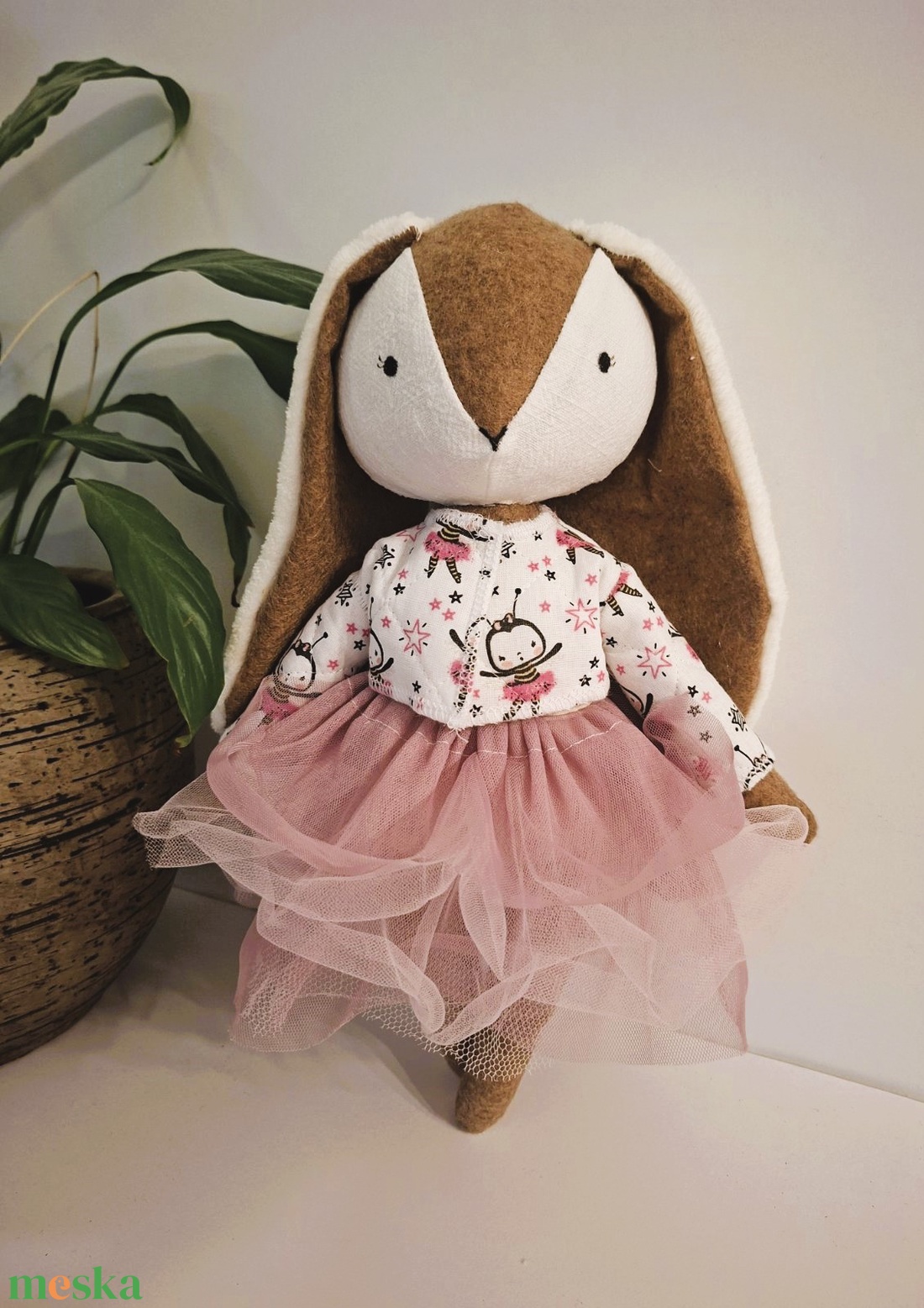 Nyuszi lány, tüll szoknyában, kabátban - kézműves gyerekjáték, öltöztethető játékfigura - játék & sport - plüssállat & játékfigura - nyuszi - Meska.hu
