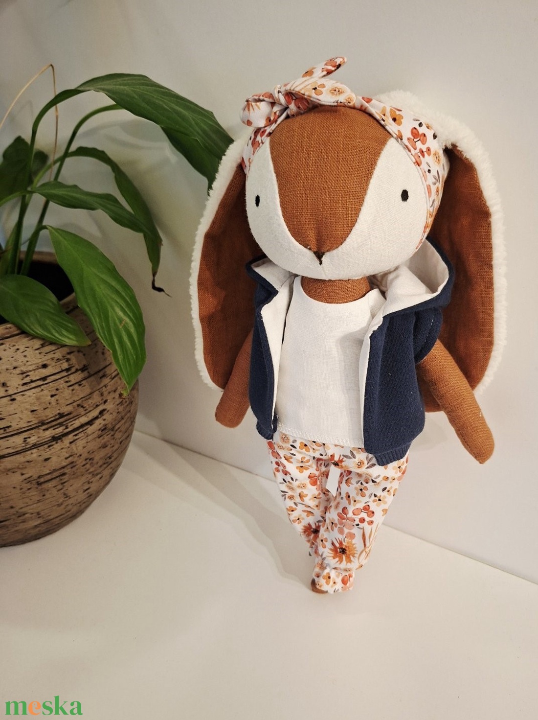 Nyuszi lány, virágos naciban és kapucnis kabátkában  - kézműves gyerekjáték, öltöztethető játékfigura - játék & sport - plüssállat & játékfigura - nyuszi - Meska.hu