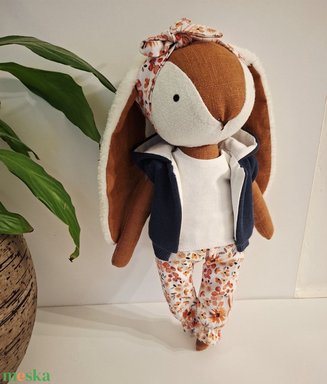 Nyuszi lány, virágos naciban és kapucnis kabátkában  - kézműves gyerekjáték, öltöztethető játékfigura - játék & sport - plüssállat & játékfigura - nyuszi - Meska.hu