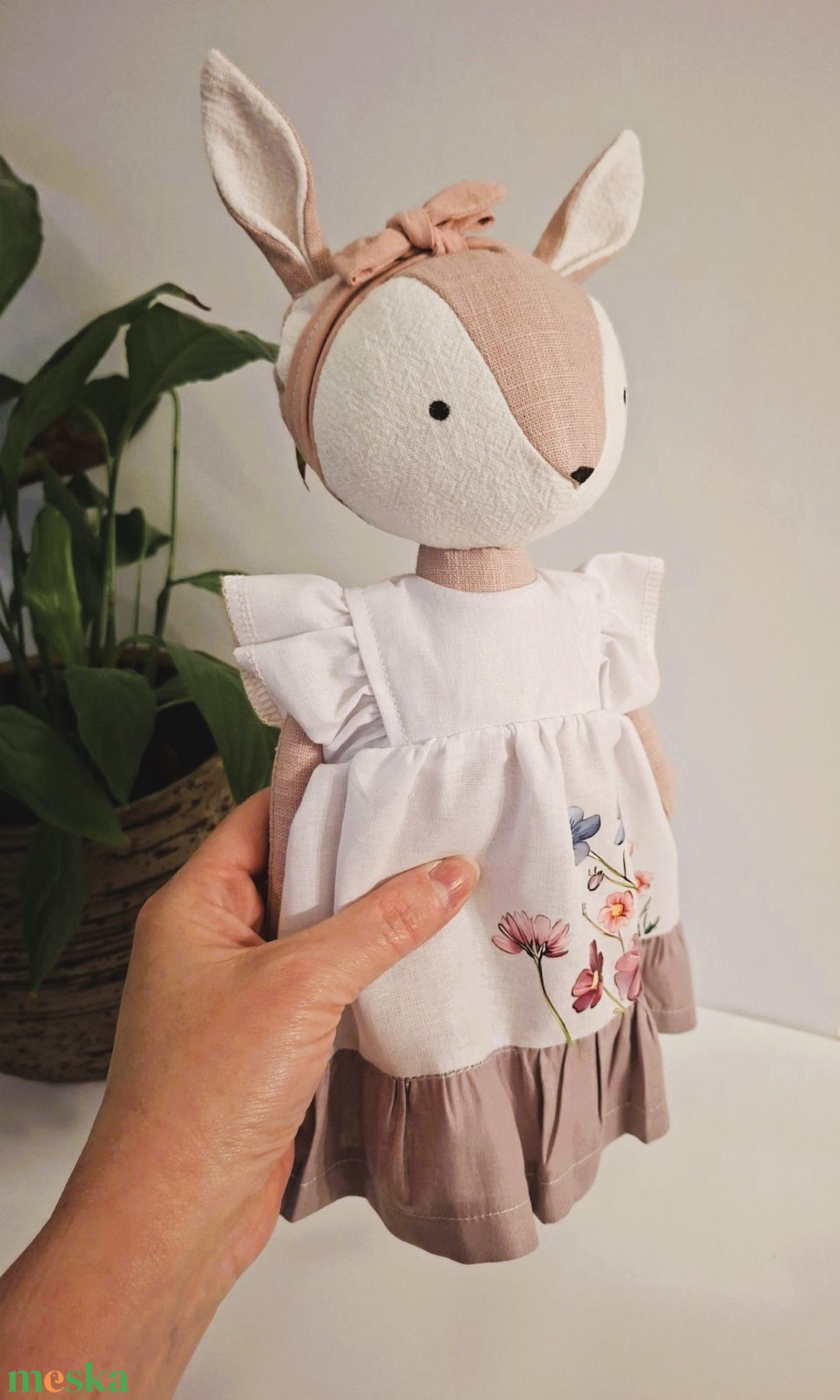 Romantikus ruházatú őzike - lenvászon, kézműves textiljáték figura - játék & sport - plüssállat & játékfigura - őzike, szarvas - Meska.hu