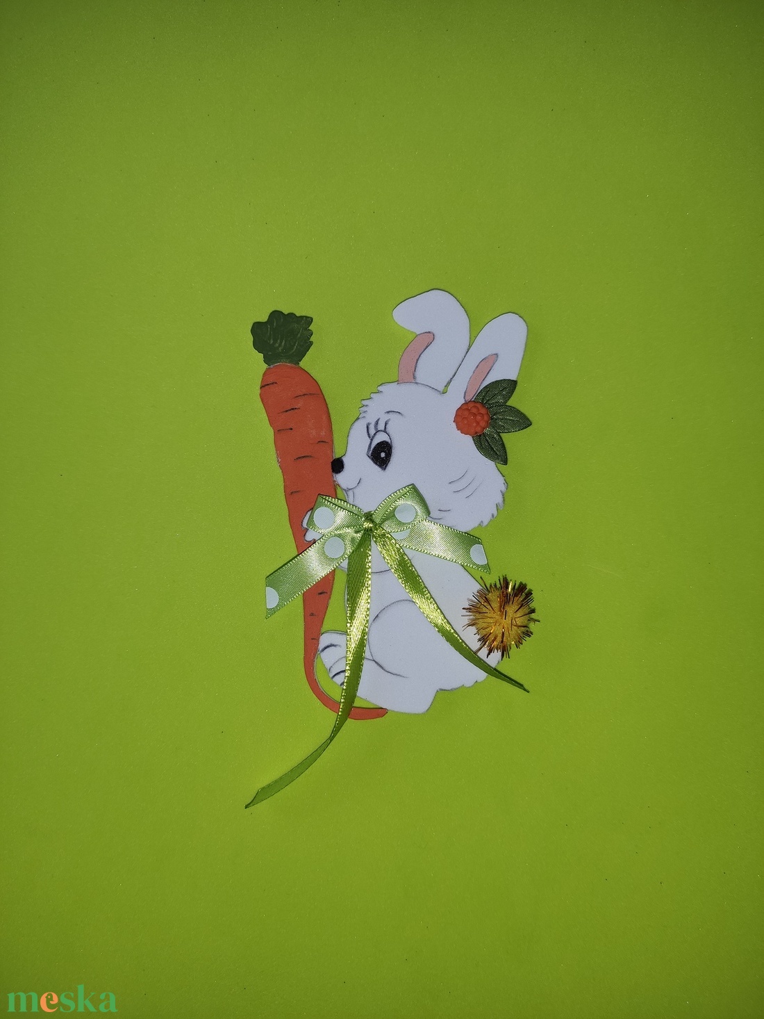 Fehér nyuszi pöttyös masnival, répával a kezében- hűtőmágnes - otthon & életmód - konyhafelszerelés, tálalás - konyhai dekoráció - hűtőmágnes - Meska.hu