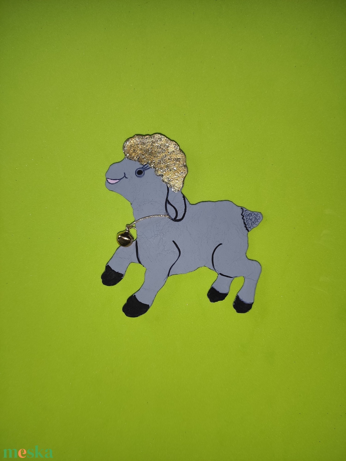 Szűrke húsvéti kis bárány csengővel a nyakában, hűtőmágnes - otthon & életmód - konyhafelszerelés, tálalás - konyhai dekoráció - hűtőmágnes - Meska.hu