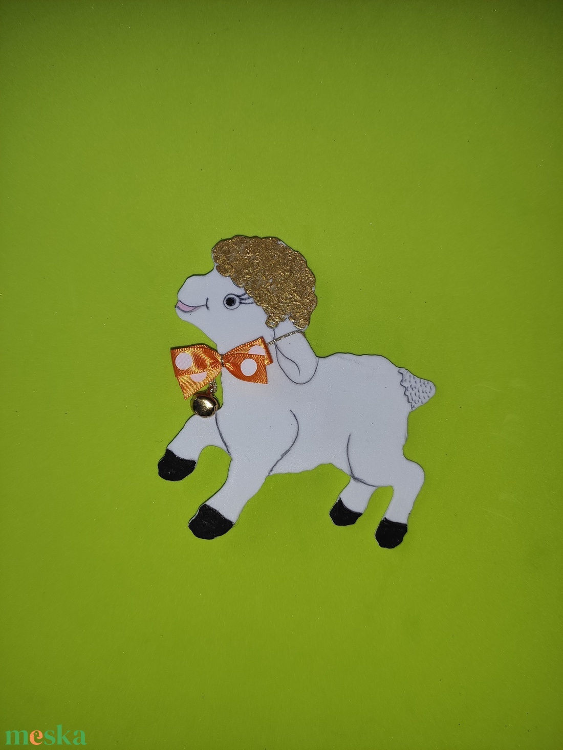 Fehér kis bárány kolomppal a nyakában, hűtőmágnes - otthon & életmód - konyhafelszerelés, tálalás - konyhai dekoráció - hűtőmágnes - Meska.hu