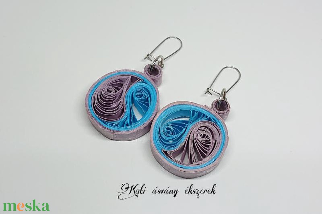 Quilling technikával készült fülbevalók - ékszer - fülbevaló - lógó fülbevaló - Meska.hu