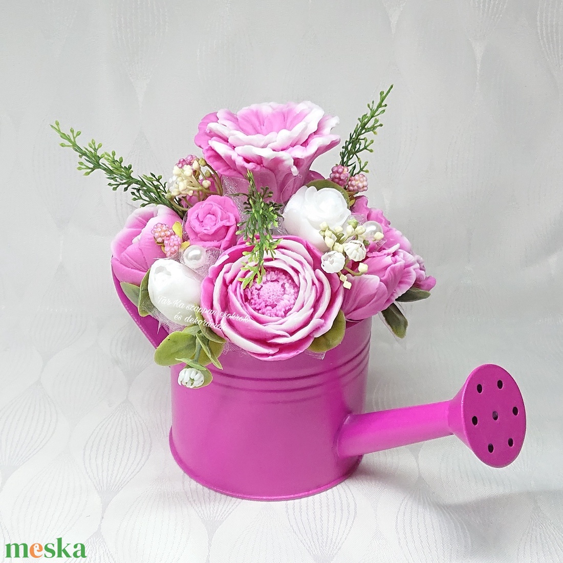 Pink - fehér szappanvirág csokor fém locsolókannában - otthon & életmód - dekoráció - virágdísz és tartó - virágbox, virágdoboz - Meska.hu Pink - fehér szappanvirág csokor fém locsolókannában - otthon & életmód - dekoráció - virágdísz és tartó - virágbox, virágdoboz - Meska.hu