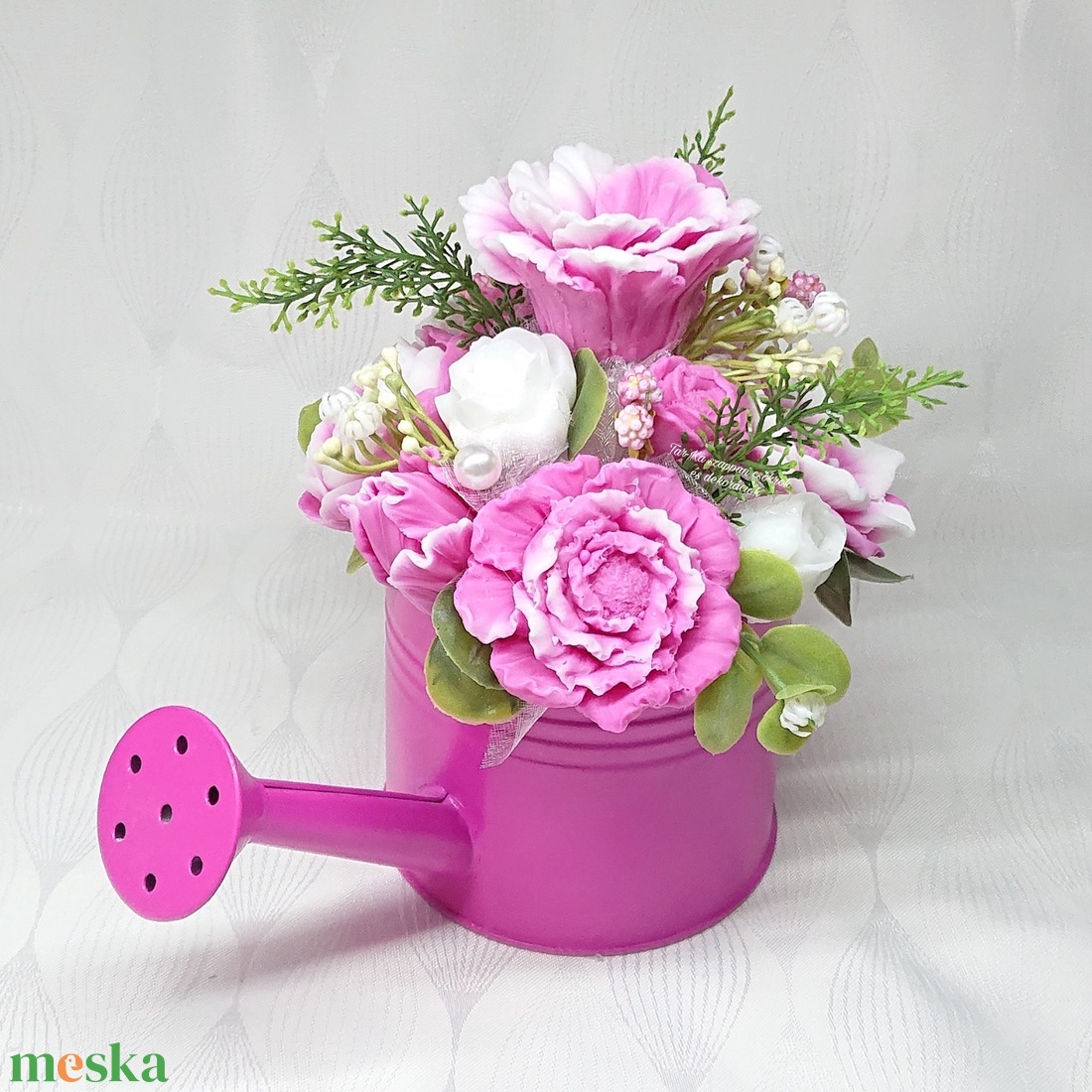 Pink - fehér szappanvirág csokor fém locsolókannában - otthon & életmód - dekoráció - virágdísz és tartó - virágbox, virágdoboz - Meska.hu Pink - fehér szappanvirág csokor fém locsolókannában - otthon & életmód - dekoráció - virágdísz és tartó - virágbox, virágdoboz - Meska.hu