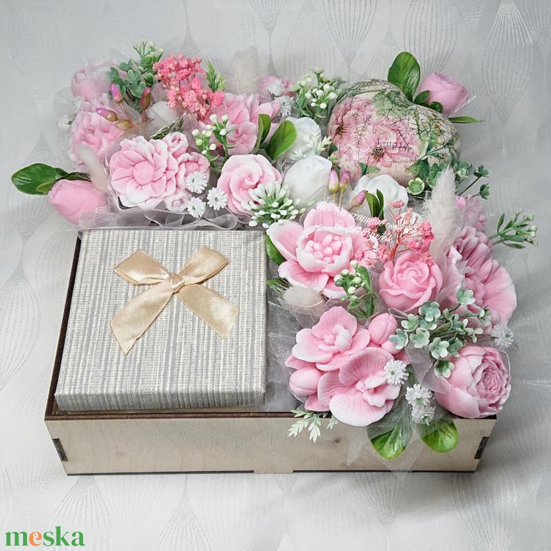 Exkluzív szeretet csomag szappanvirágokkal és ásvány karkötővel  - otthon & életmód - virágdekoráció - virágok - virágcsokor - Meska.hu