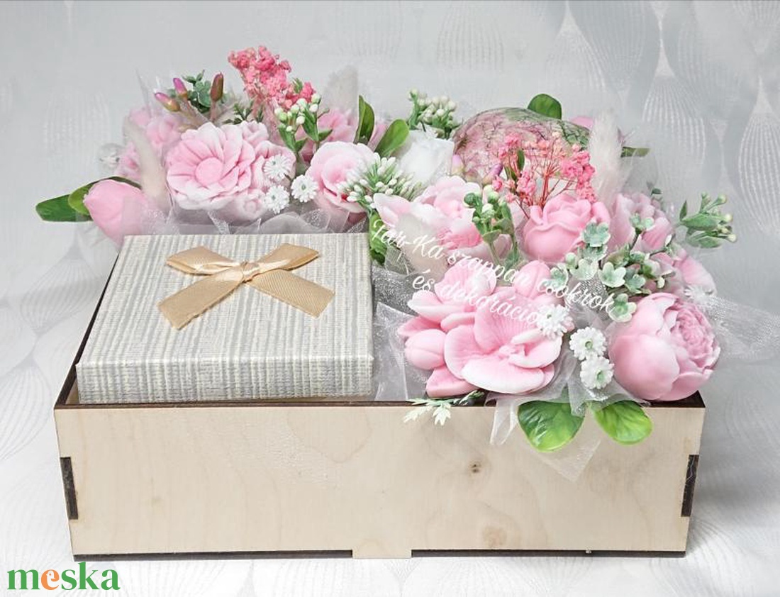 Exkluzív szeretet csomag szappanvirágokkal és ásvány karkötővel  - otthon & életmód - virágdekoráció - virágok - virágcsokor - Meska.hu