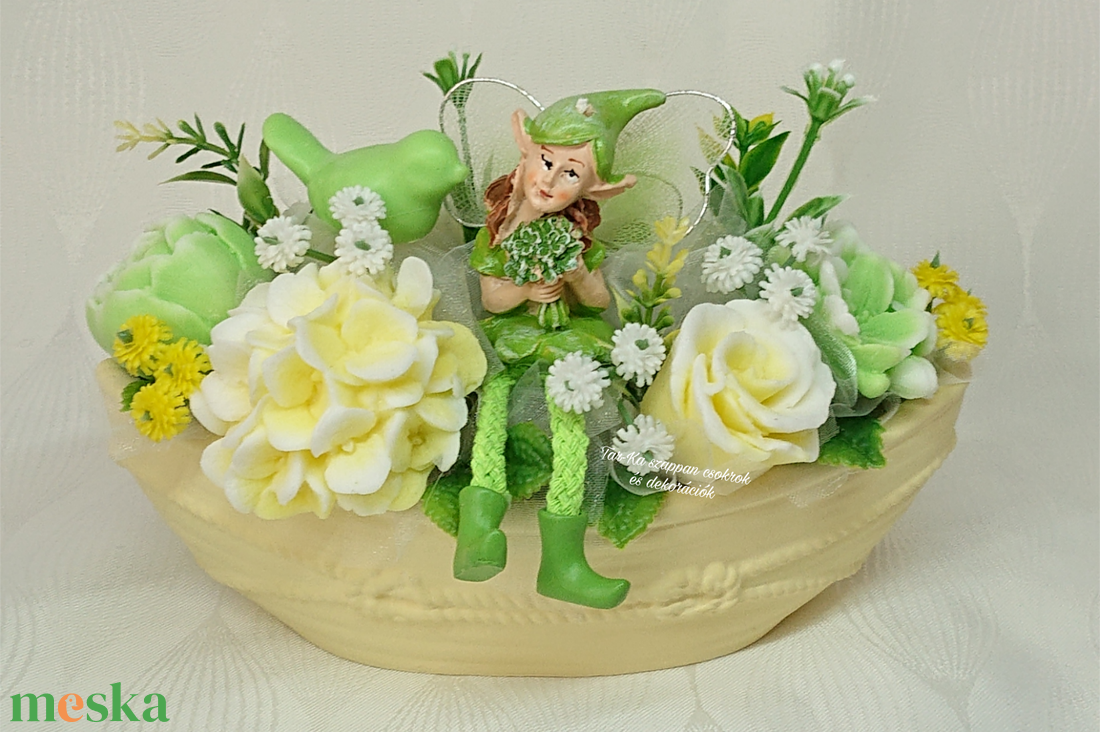 Tündéres szappanvirág csokor csónak alakú kaspóban  - otthon & életmód - virágdekoráció - virágdíszek - virágdísz kaspóban - Meska.hu