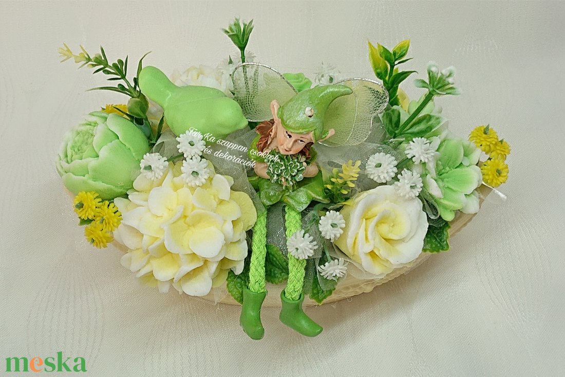 Tündéres szappanvirág csokor csónak alakú kaspóban  - otthon & életmód - virágdekoráció - virágdíszek - virágdísz kaspóban - Meska.hu