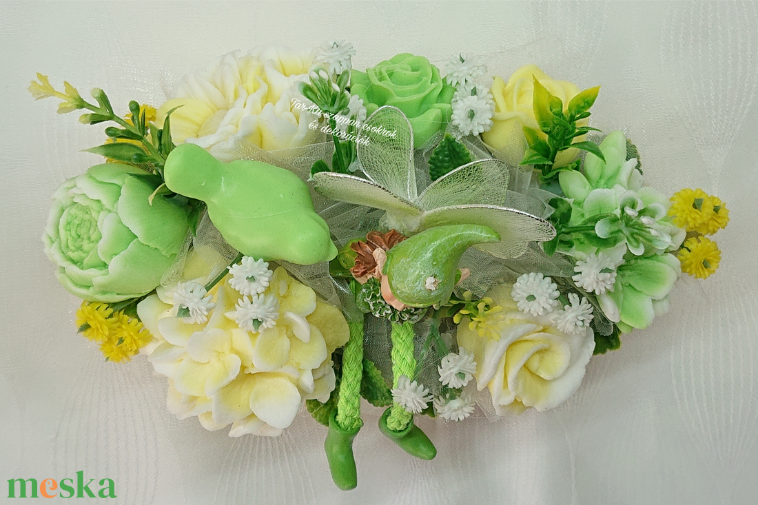 Tündéres szappanvirág csokor csónak alakú kaspóban  - otthon & életmód - virágdekoráció - virágdíszek - virágdísz kaspóban - Meska.hu