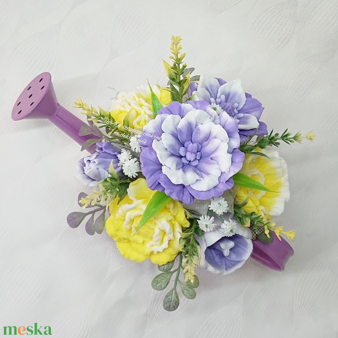 Lila - sárga - fehér szappanvirág csokor fém locsolókannában  - otthon & életmód - virágdekoráció - virágdíszek - virágdísz kaspóban - Meska.hu