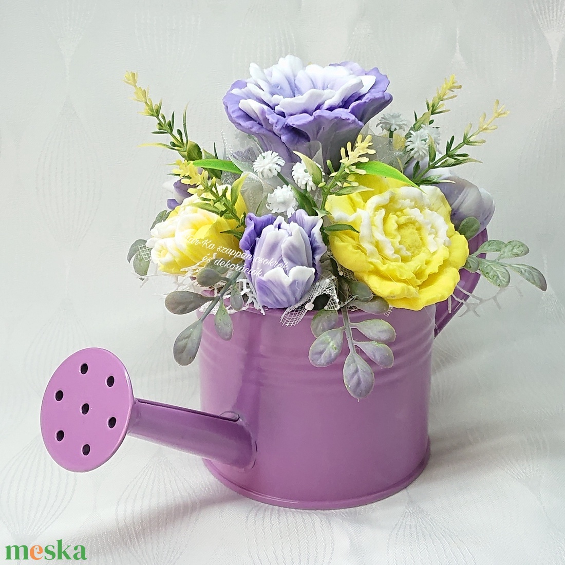 Lila - sárga - fehér szappanvirág csokor fém locsolókannában  - otthon & életmód - virágdekoráció - virágdíszek - virágdísz kaspóban - Meska.hu