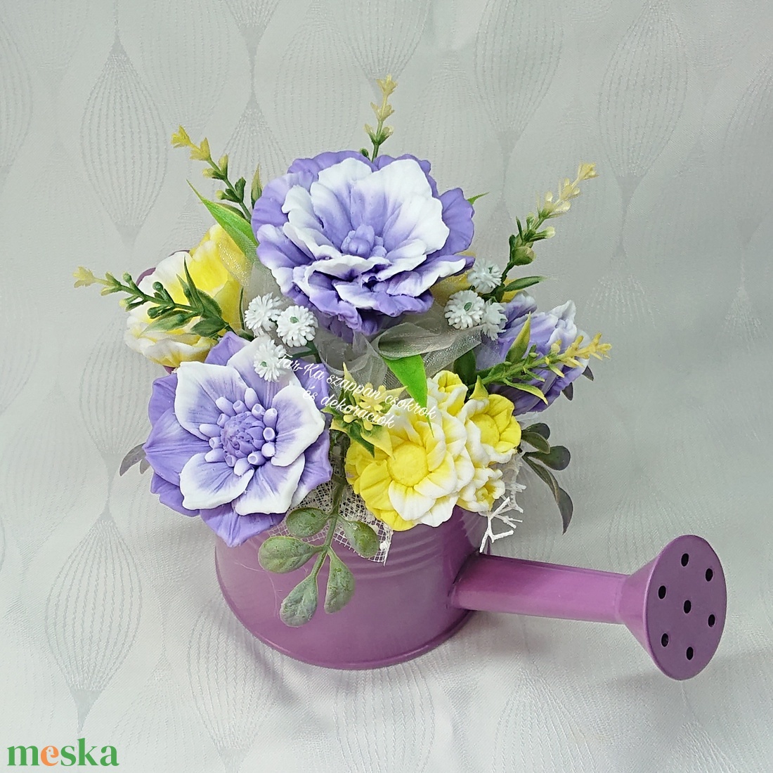 Lila - sárga - fehér szappanvirág csokor fém locsolókannában  - otthon & életmód - virágdekoráció - virágdíszek - virágdísz kaspóban - Meska.hu